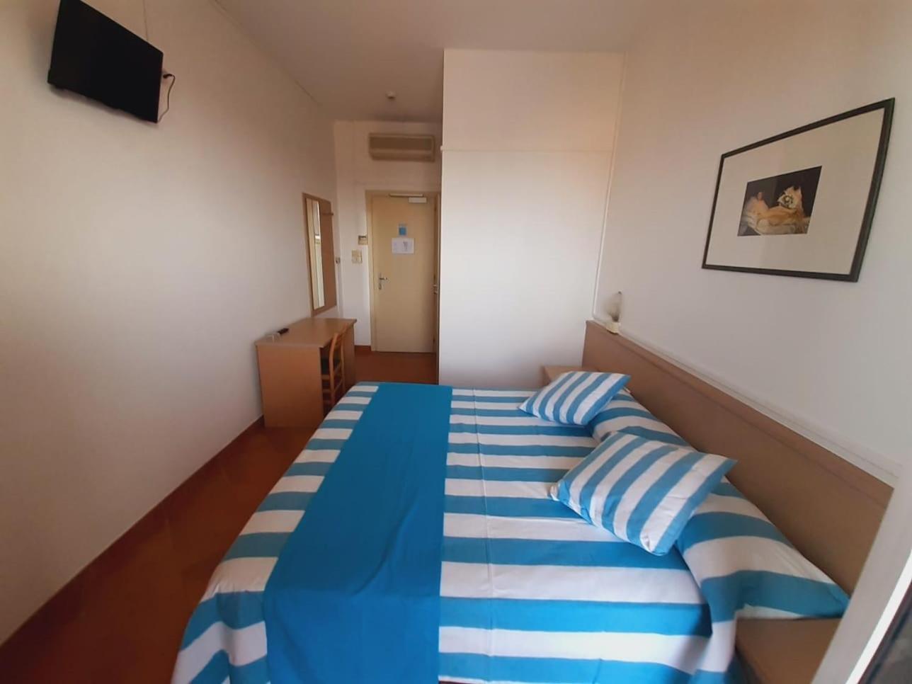 Hotel Salsedine " 5 Mt From The Beach ! " Rimini Exterior photo