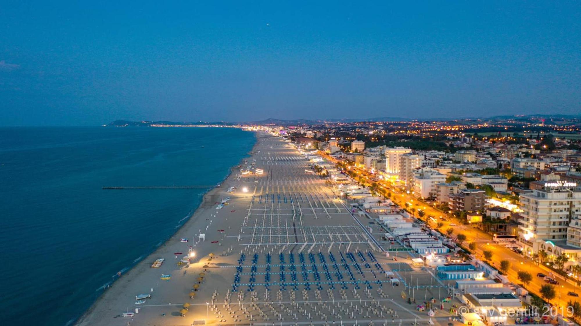 Hotel Salsedine " 5 Mt From The Beach ! " Rimini Exterior photo